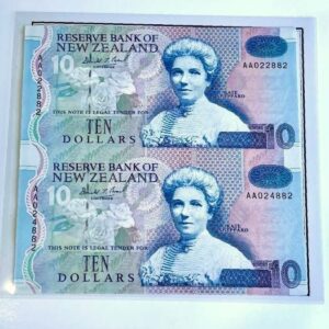 1993 New Zealand Uncut pair of $10 Banknotes in Presentation Pack