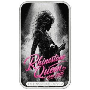 is a striking 2026 silver collectible celebrating the unmistakable glamour, strength and stage presence of a legendary country music icon. Struck from 1 Oz of .999 fine Silver, this rectangular bar combines a dramatic black-and-white artistic treatment with selective vivid pink colorization, creating a bold contrast that immediately draws attention to the design. The front features the silhouette of a female performer holding a guitar, illuminated by a powerful stage spotlight. Her flowing hair, sparkling stage outfit and confident pose evoke the atmosphere of a live performance, while the vibrant pink inscription “Rhinestone Queen” provides the central visual accent.